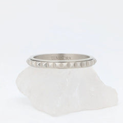 Zilveren Lumen fidget ring met subtiel studpatroon voor ontspanning en focus – Luminora