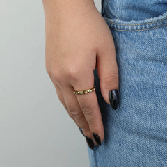 Gouden Lumi fidget ring gedragen aan vrouwenhand met spijkerbroek – Luminora