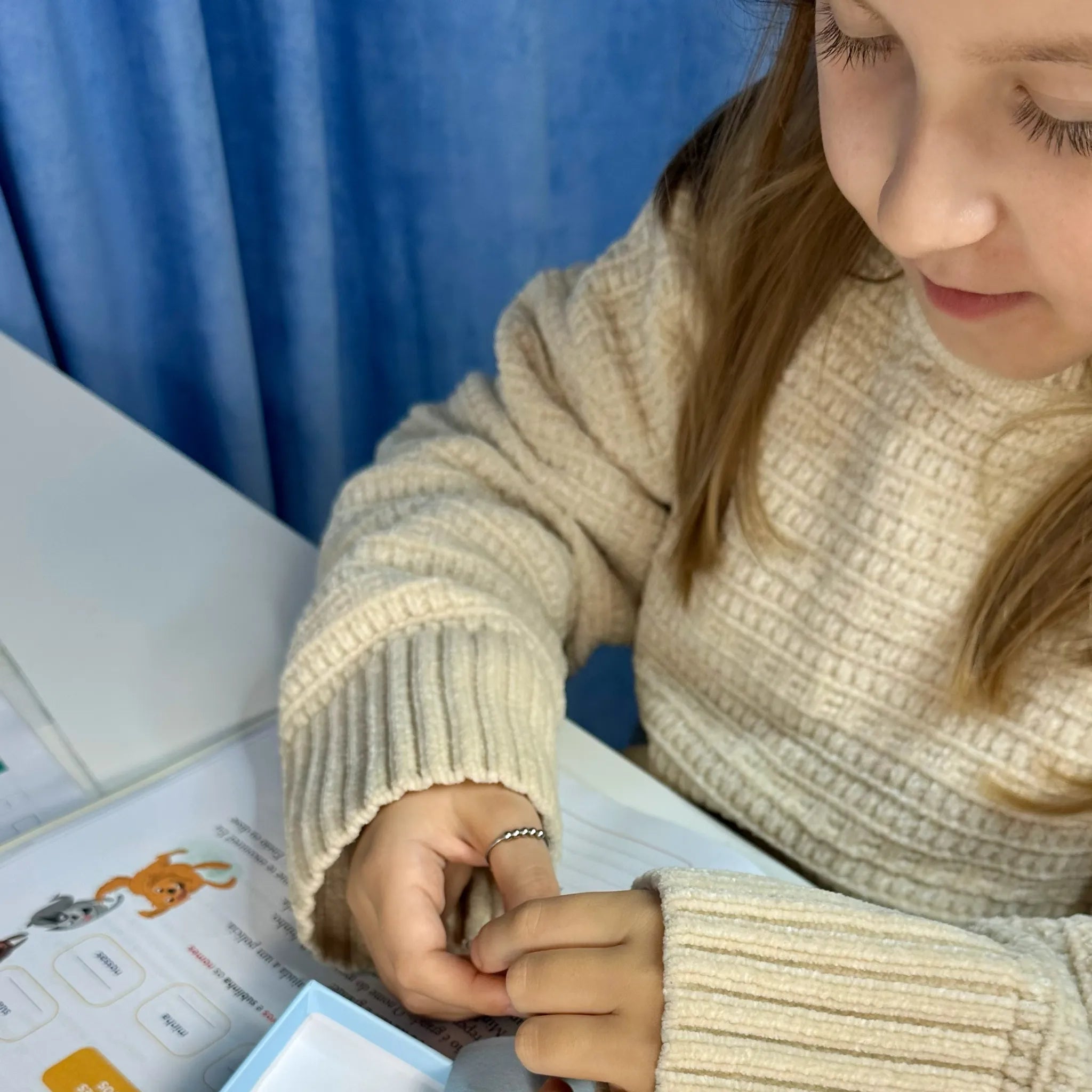 Meisje draagt Kids Bead anxiety ring tijdens dagelijks gebruik – Luminora