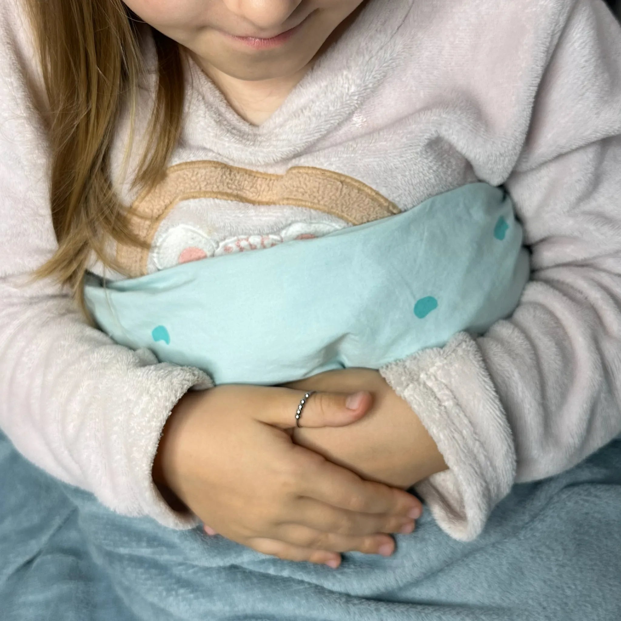 Meisje met Kids Bead fidget ring tijdens ontspanning, ontworpen voor kinderen – Luminora