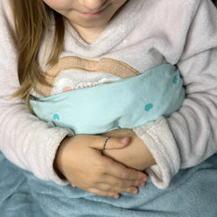 Meisje met Kids Bead fidget ring tijdens ontspanning, ontworpen voor kinderen – Luminora