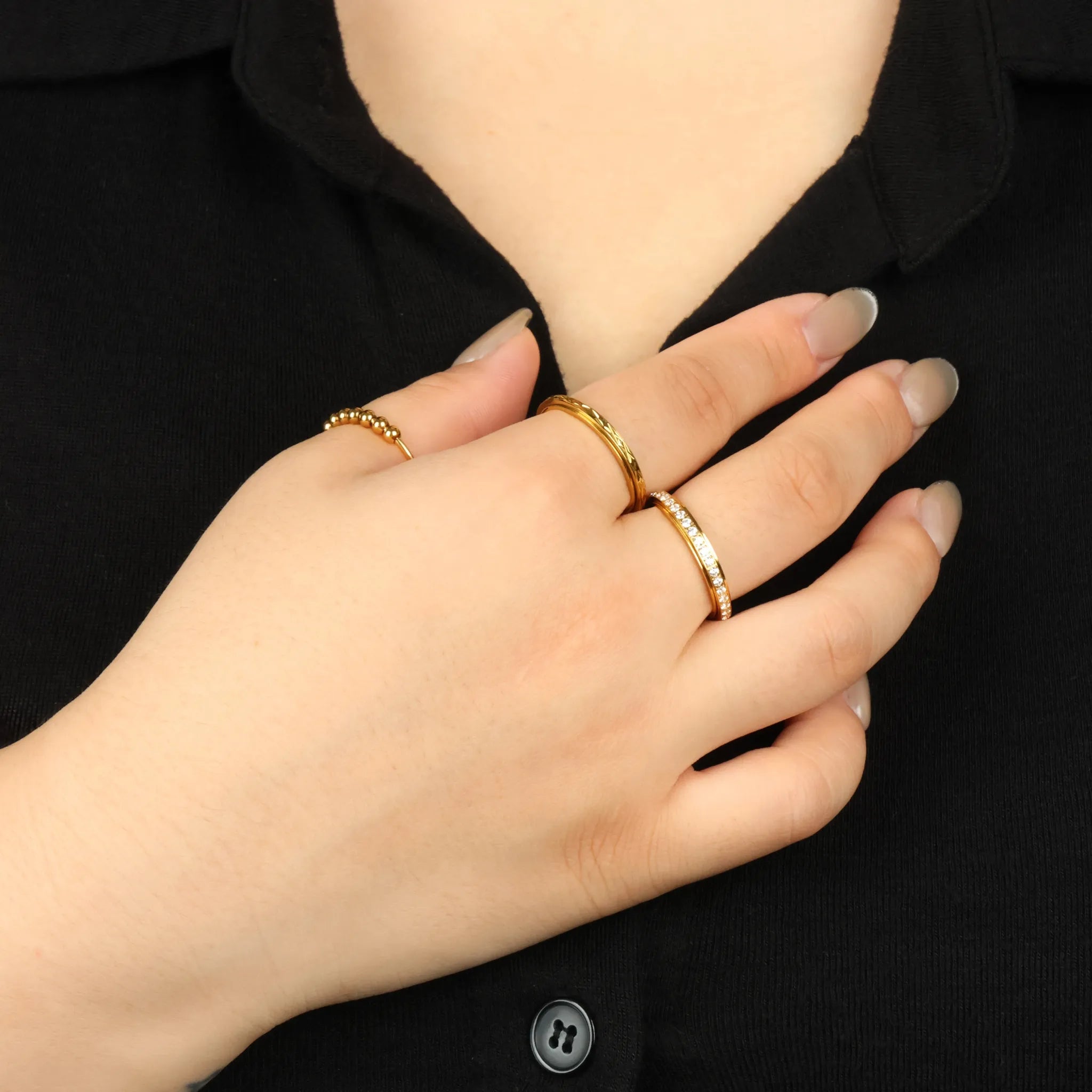 Mindful Bundel anxiety ring in goud subtiel gedragen in het dagelijks leven