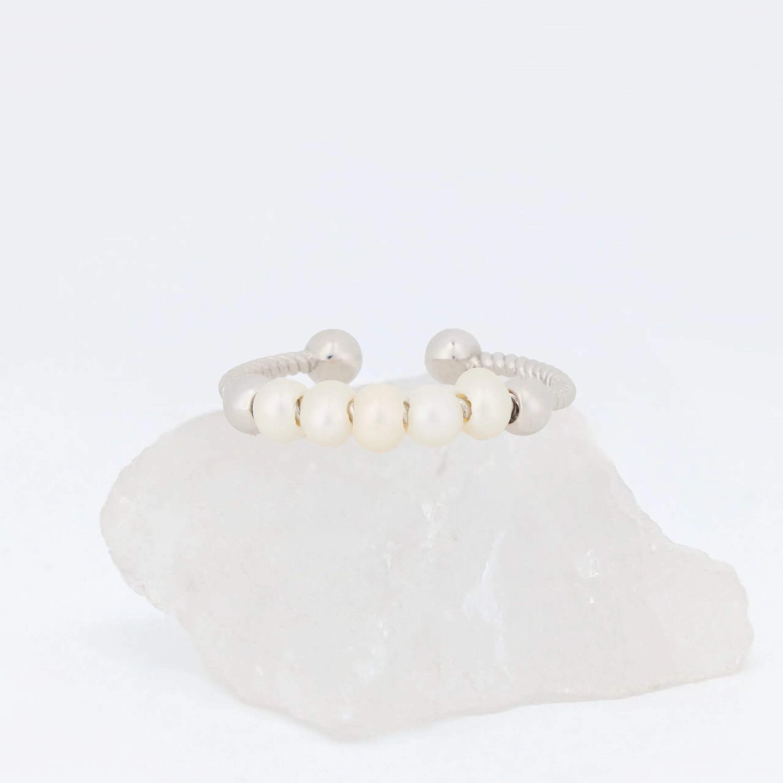 Zilveren Pearl anxiety ring met bewegende parels op steen – verstelbaar design