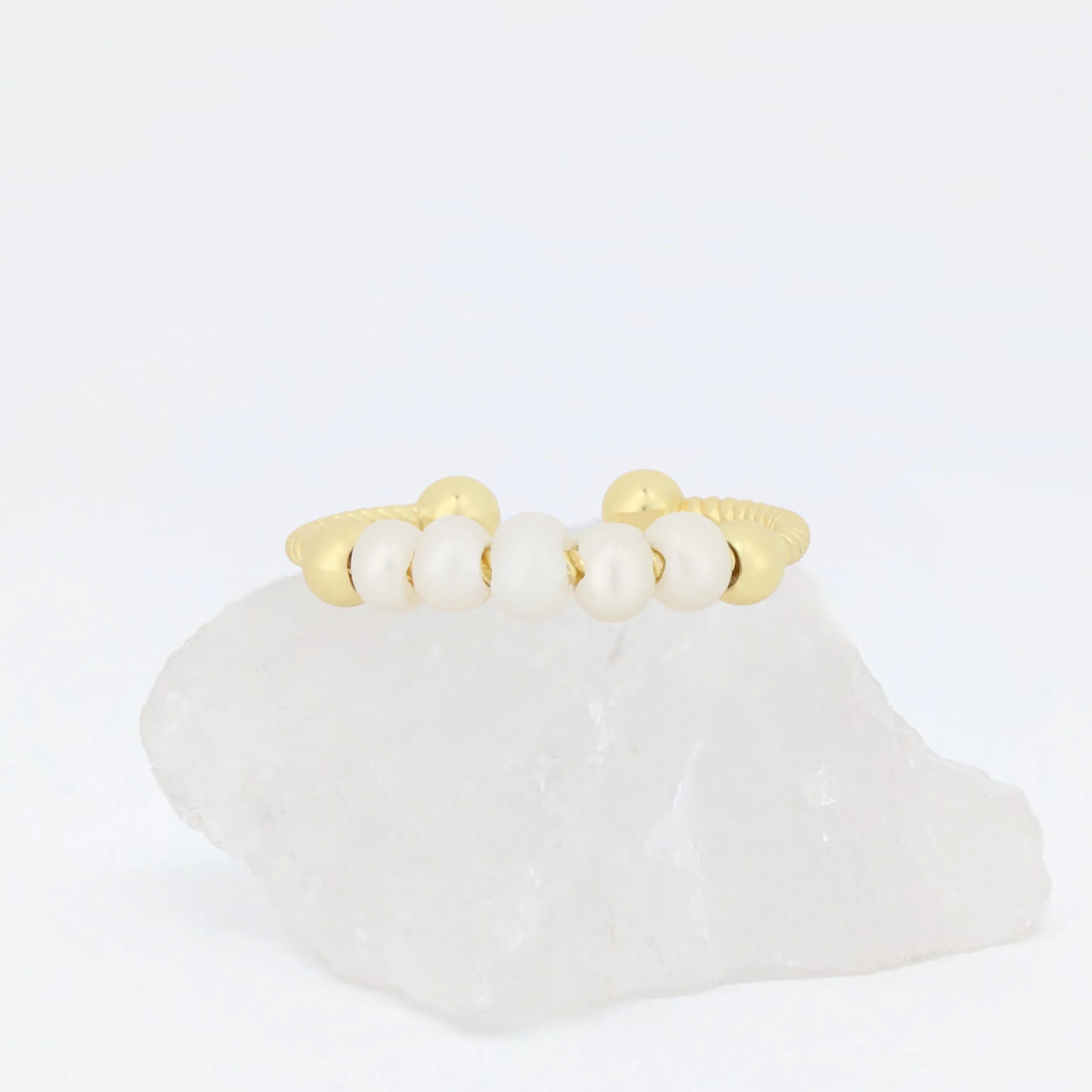 Gouden Pearl fidget ring met bewegende parels op witte steen – Luminora