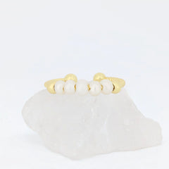 Gouden Pearl fidget ring met bewegende parels op witte steen – Luminora