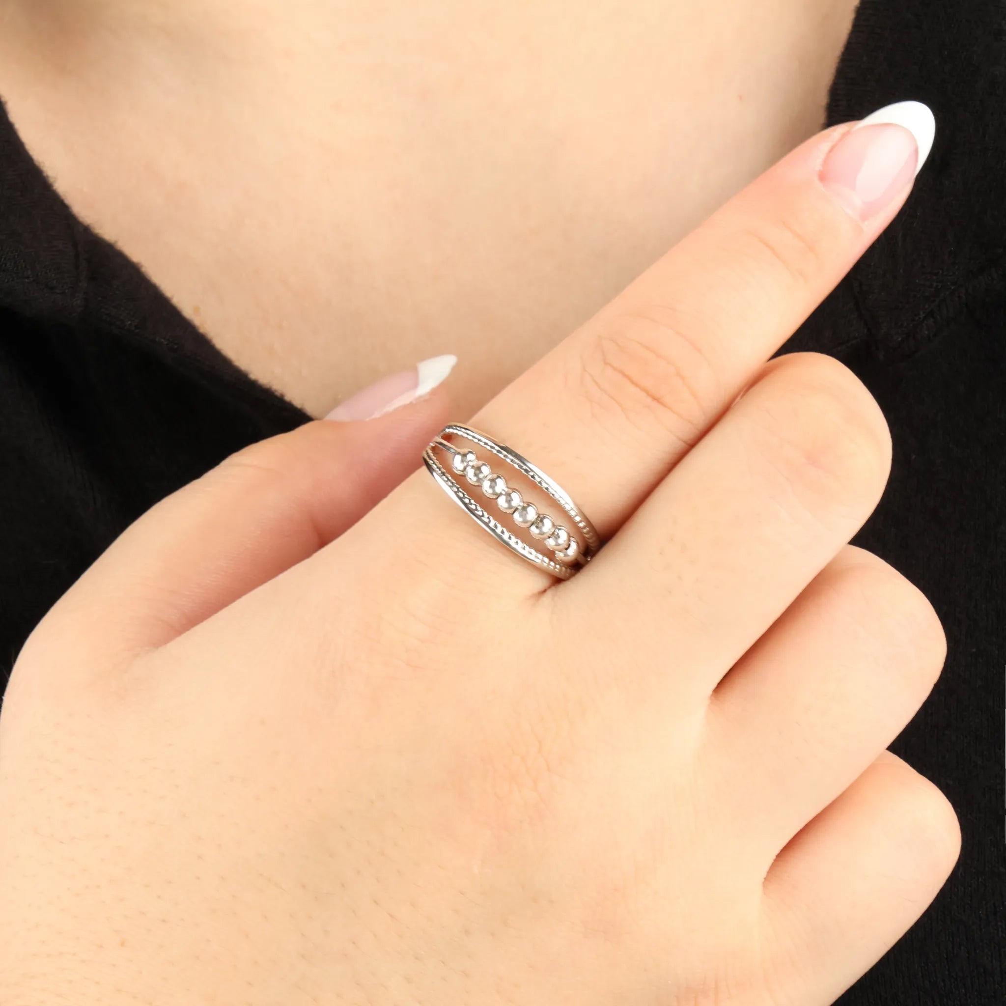 Close-up van Pendulum fidget ring zilver – verstelbaar, stijlvol en ontspannend