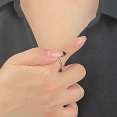 Product GIF van de Petal fidget ring waarbij de roze bloem soepel ronddraait ter ontspanning tegen stress en angst.