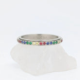 Rainbow Ring van RVS in zilver met kleurrijke steentjes op witte steen – dunne fidget ring voor rust, focus en ontspanning.