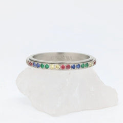 Rainbow Ring van RVS in zilver met kleurrijke steentjes op witte steen – dunne fidget ring voor rust, focus en ontspanning.