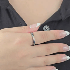 Animatie van de zilveren Rainbow Ring met kleurrijke steentjes die de fidget functie toont – subtiele spinner ring van RVS voor rust en ontspanning.