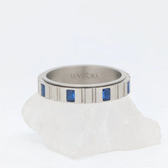 Sapphire fidget ring van edelstaal met glanzende afwerking en blauwe rechthoekige stenen – Luminora