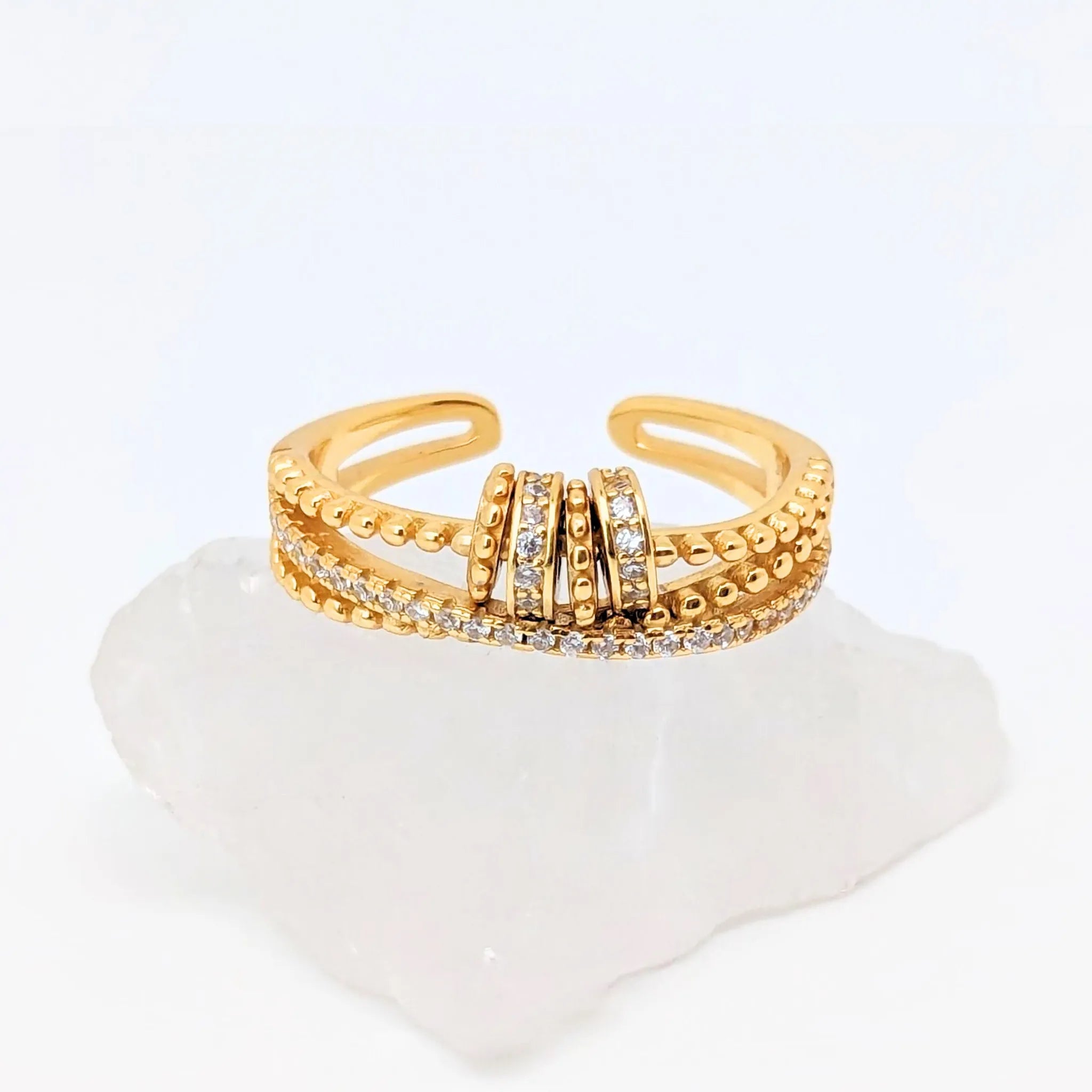 Gouden Serenity anxiety ring met witte steentjes – helpt ontspannen en stress verminderen – Luminora