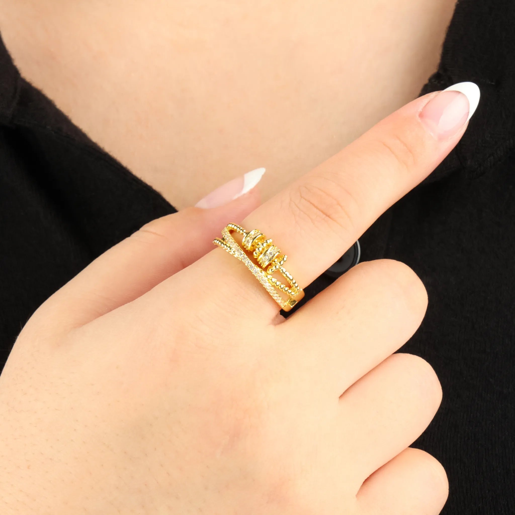 Close-up van gouden Serenity fidget ring met witte steentjes – rustgevend en stijlvol – Luminora