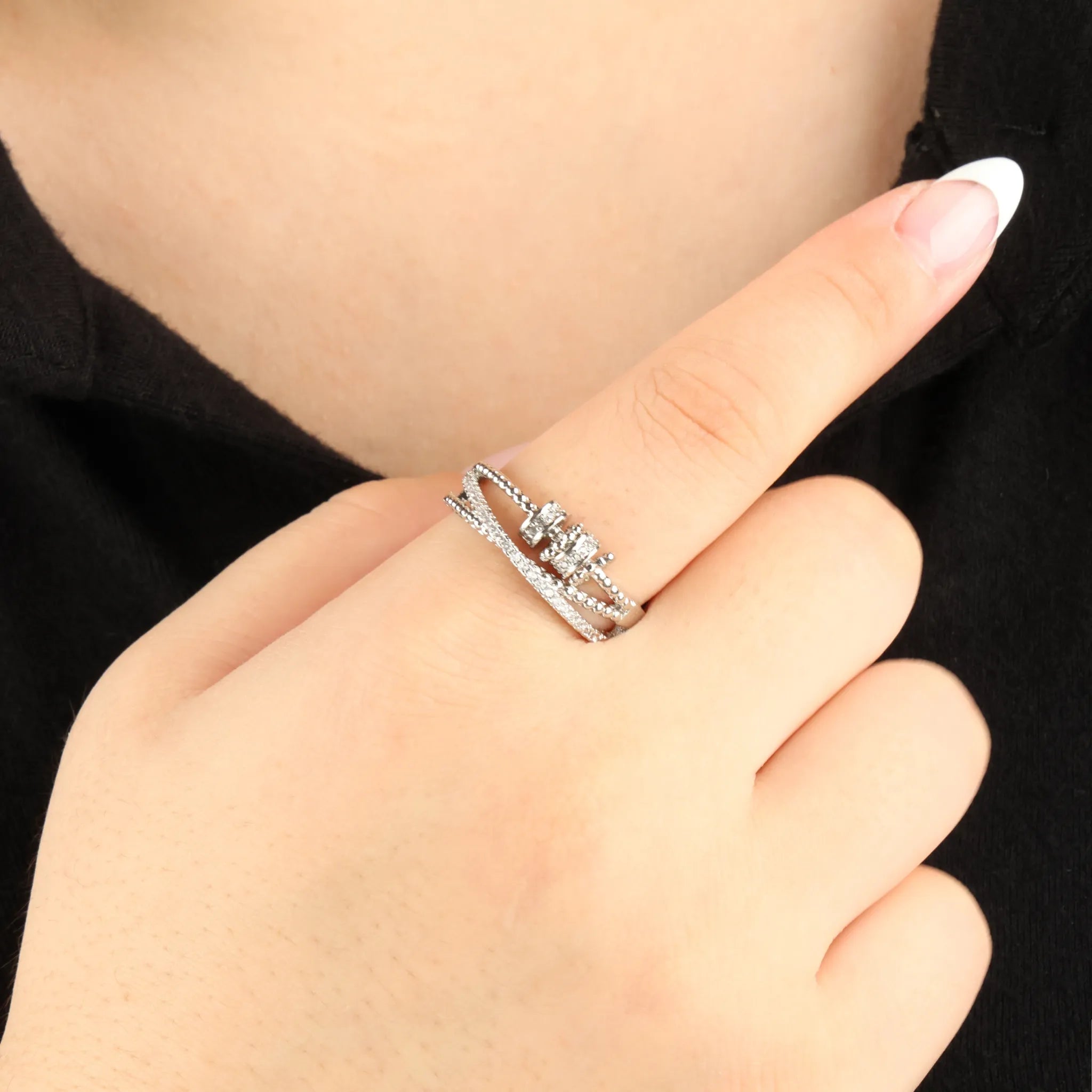 Close-up van zilveren Serenity fidget ring met witte steentjes – ontspanning en focus – Luminora