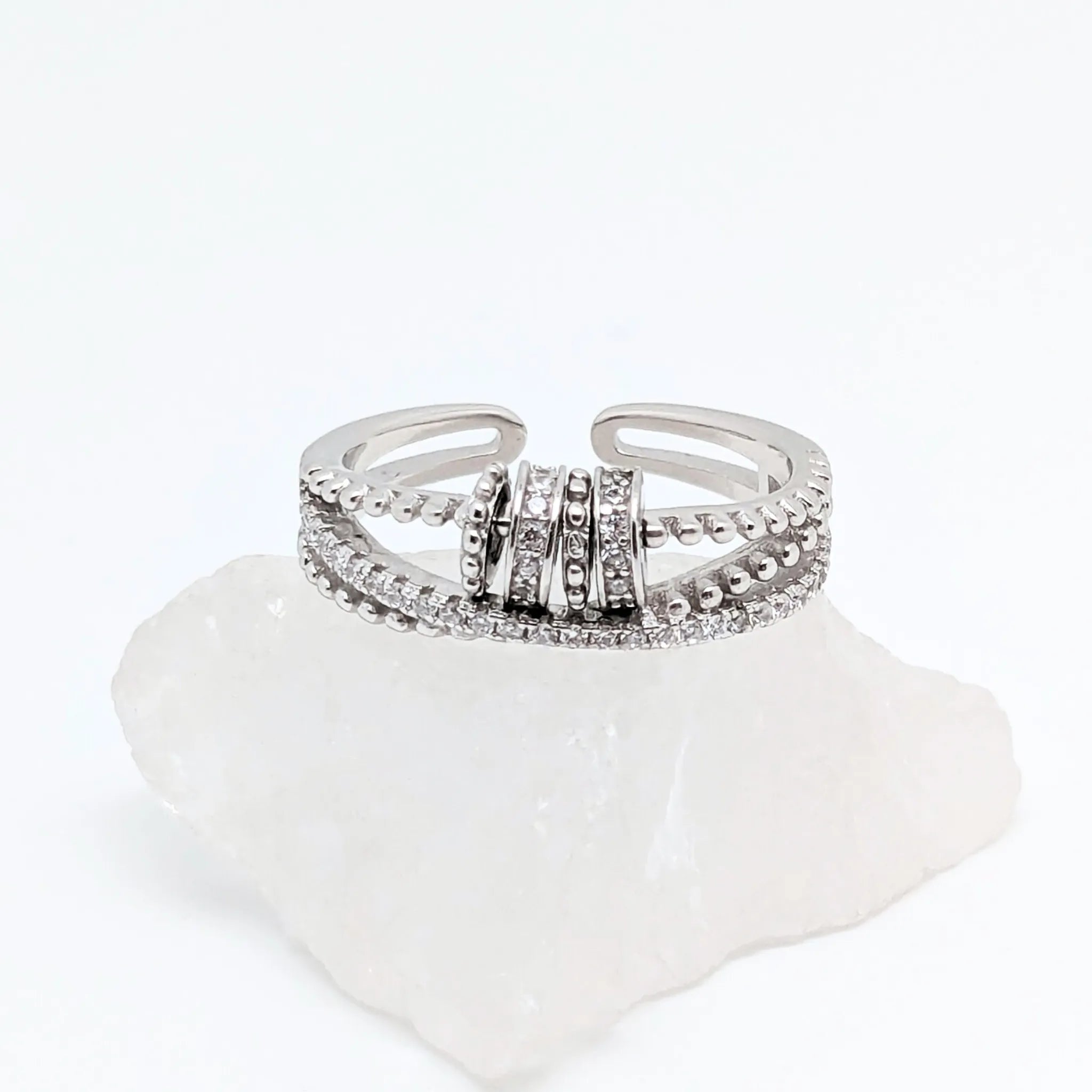 Zilveren Serenity fidget ring met witte steentjes – stijlvolle stressverlichting en ontspanning – Luminora