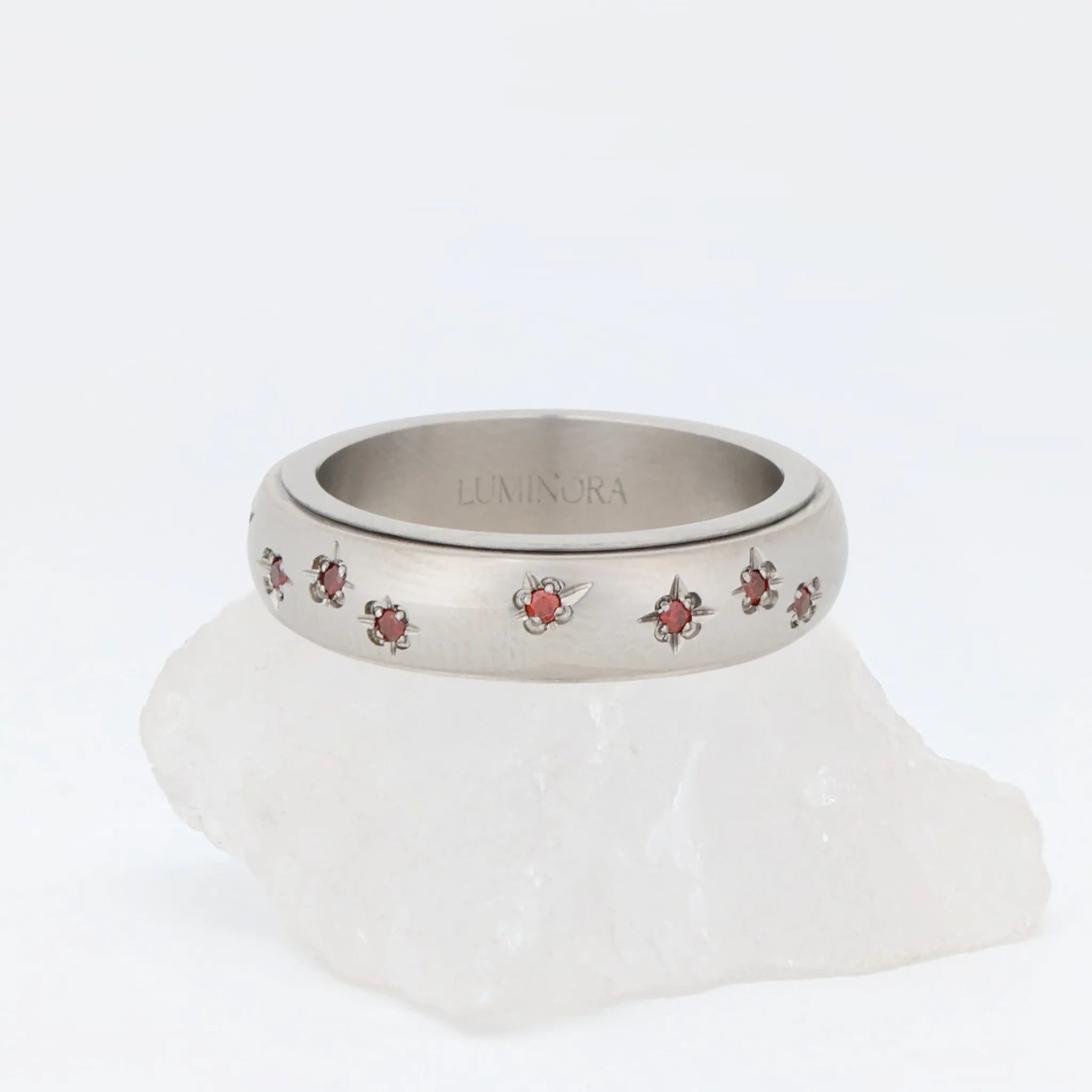 Luxe Sienna fidget ring van edelstaal met glanzende afwerking, bloemgravure en robijnrode stenen – Luminora