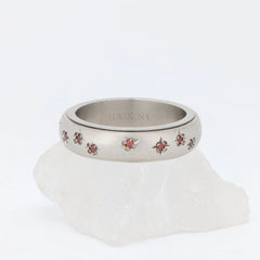 Luxe Sienna fidget ring van edelstaal met glanzende afwerking, bloemgravure en robijnrode stenen – Luminora