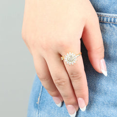 Sunflower anxiety ring in goud gedragen op hand met spijkerbroek