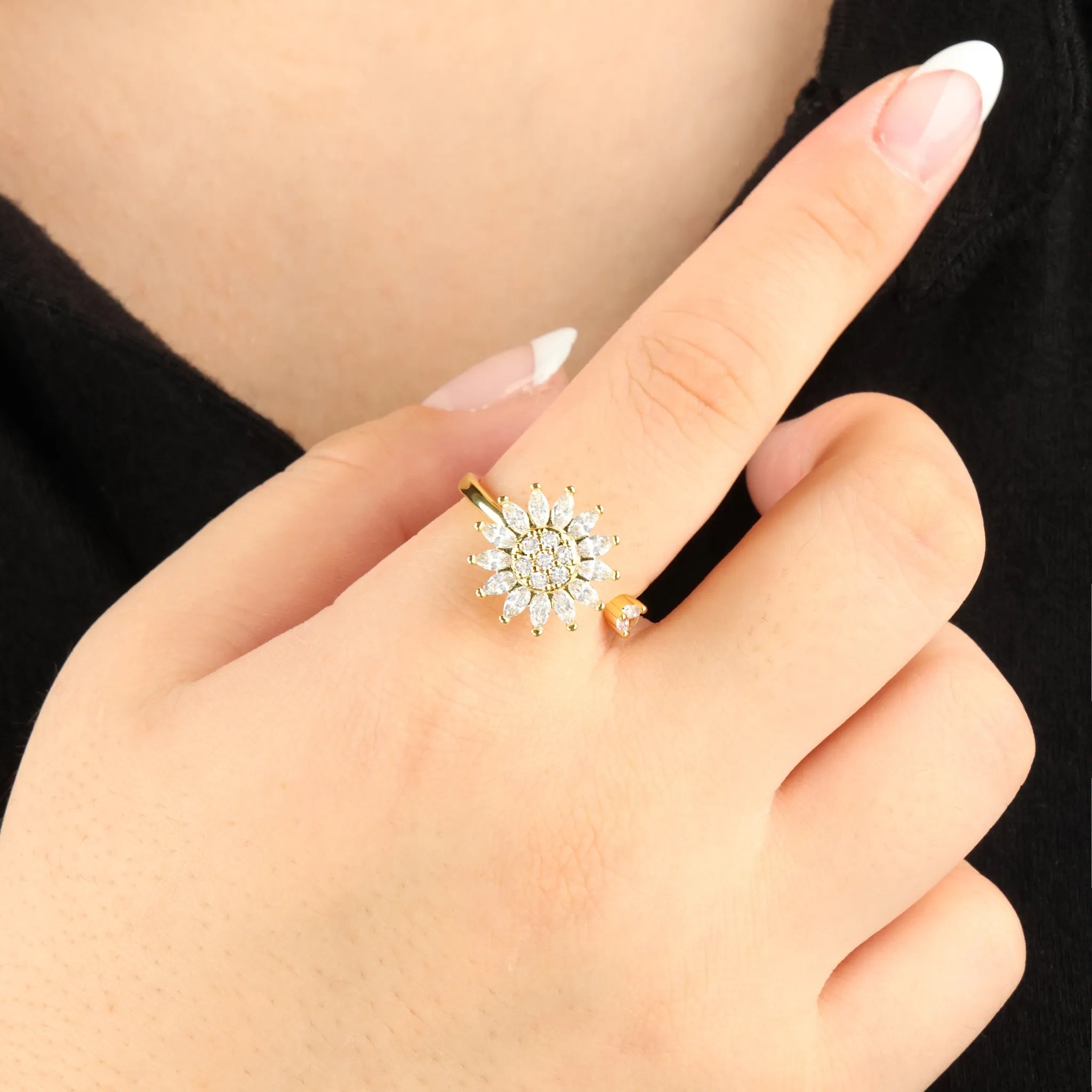 Sunflower anxiety ring in goud bij zwart shirt voor rust en focus