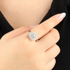 Sunflower anxiety ring in zilver bij zwart shirt voor rust en focus