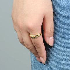 Tranquility Ring goud aan hand – verstelbare stress ring voor ontspanning en stijl