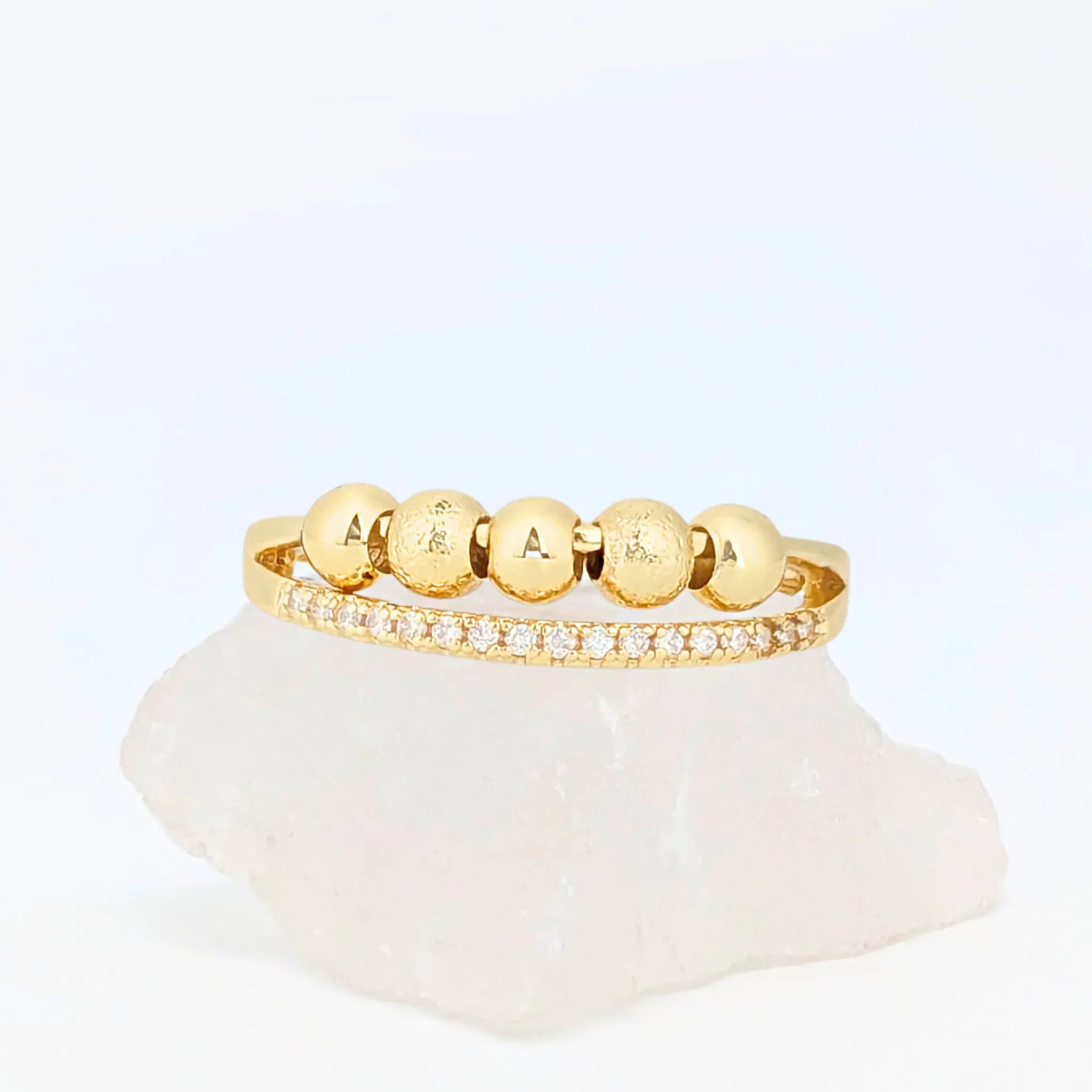 Tranquility anxiety ring in goudkleur, verstelbare ring met steentjes voor rust en ontspanning – Luminora