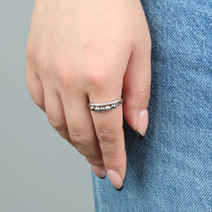 Hand draagt Tranquility anxiety ring in zilver, stijlvol verstelbaar en ideaal tegen stress – Luminora