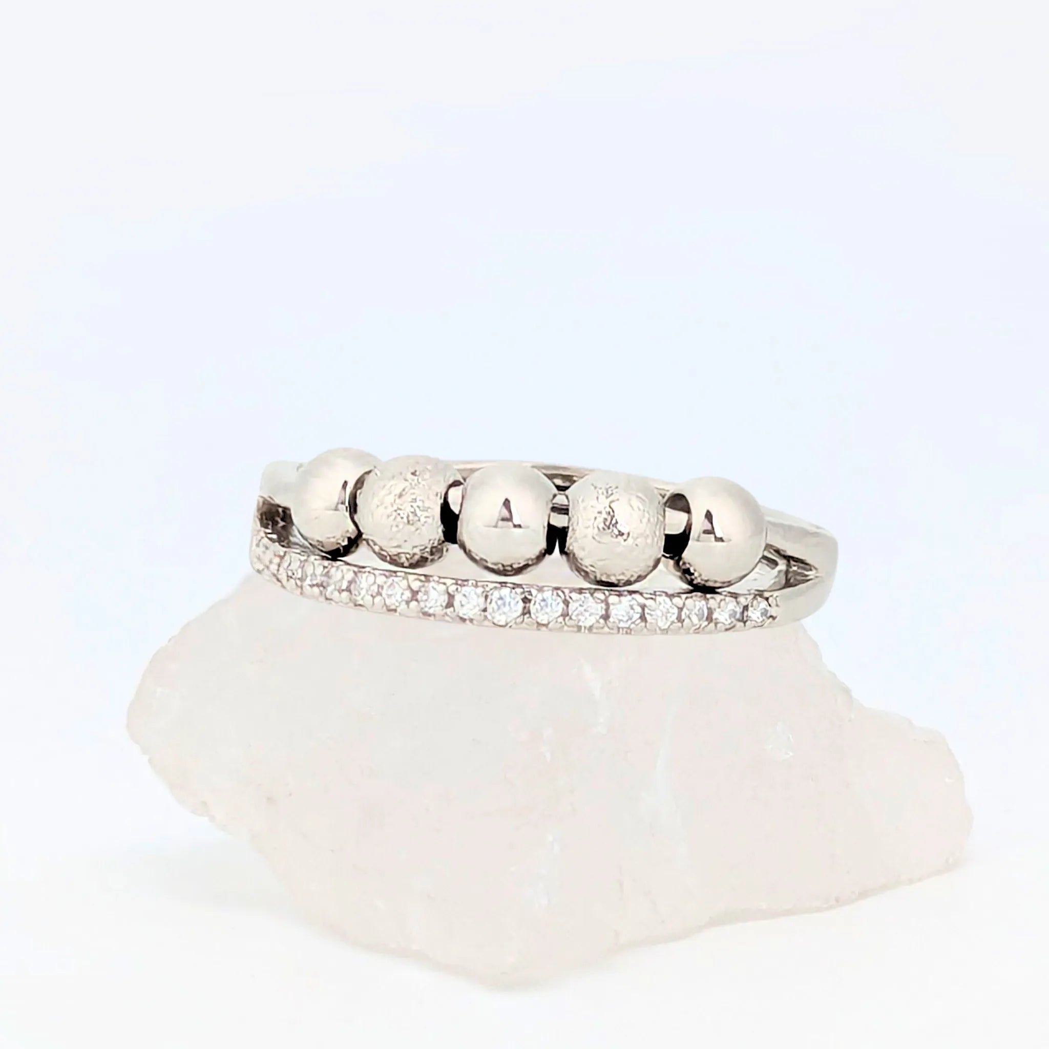 Tranquility fidget ring in zilverkleur met fonkelende steentjes, verstelbaar voor stressverlichting – Luminora