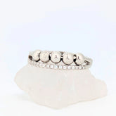 Tranquility fidget ring in zilverkleur met fonkelende steentjes, verstelbaar voor stressverlichting – Luminora