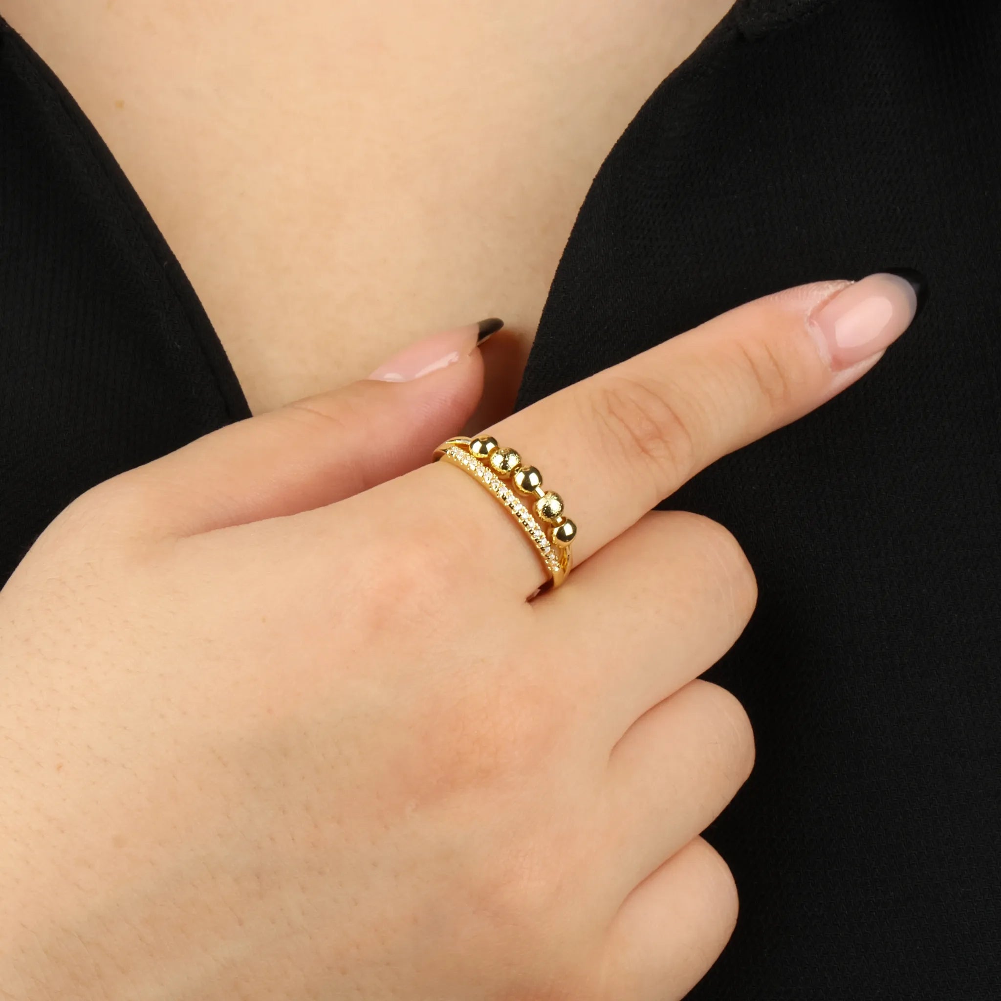 Gouden Tranquility stress ring met sprankelende steentjes, verstelbaar en rustgevend – Luminora