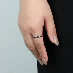 Zilveren Unity fidget ring gedragen bij zwarte jurk – drie losse ringen