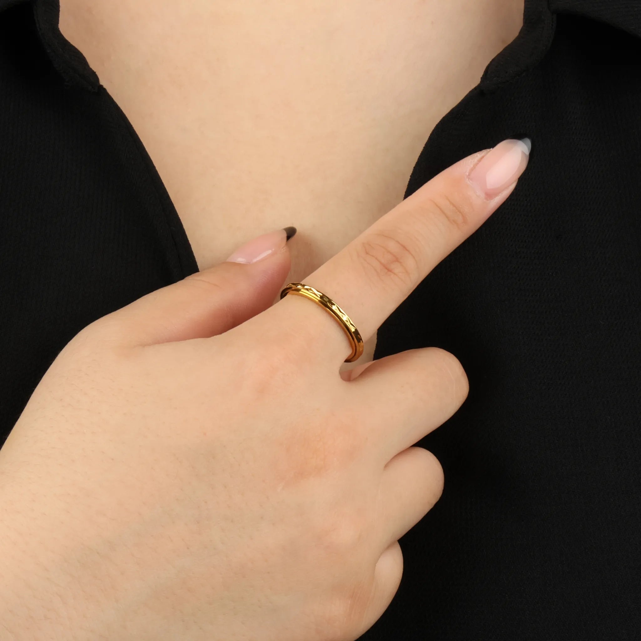 Gouden Grace fidget ring met subtiel gehamerd reliëf – dun en kalmerend – Luminora