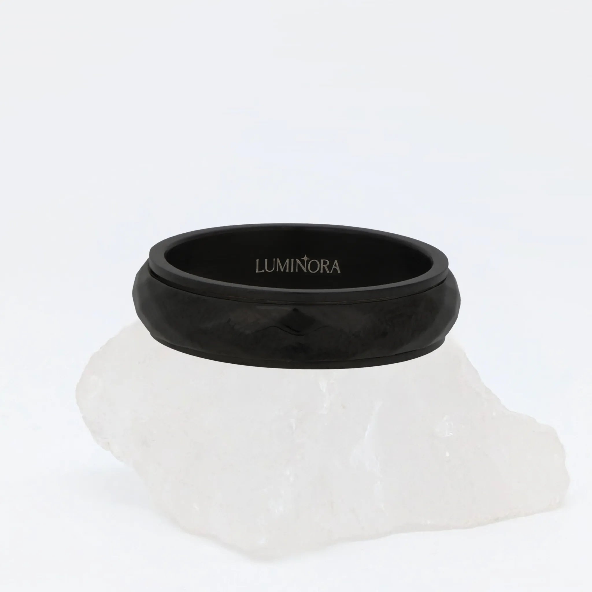 Zwarte Nova wellness ring van stainless steel met matte hamerslag-structuur, studio packshot – Luminora