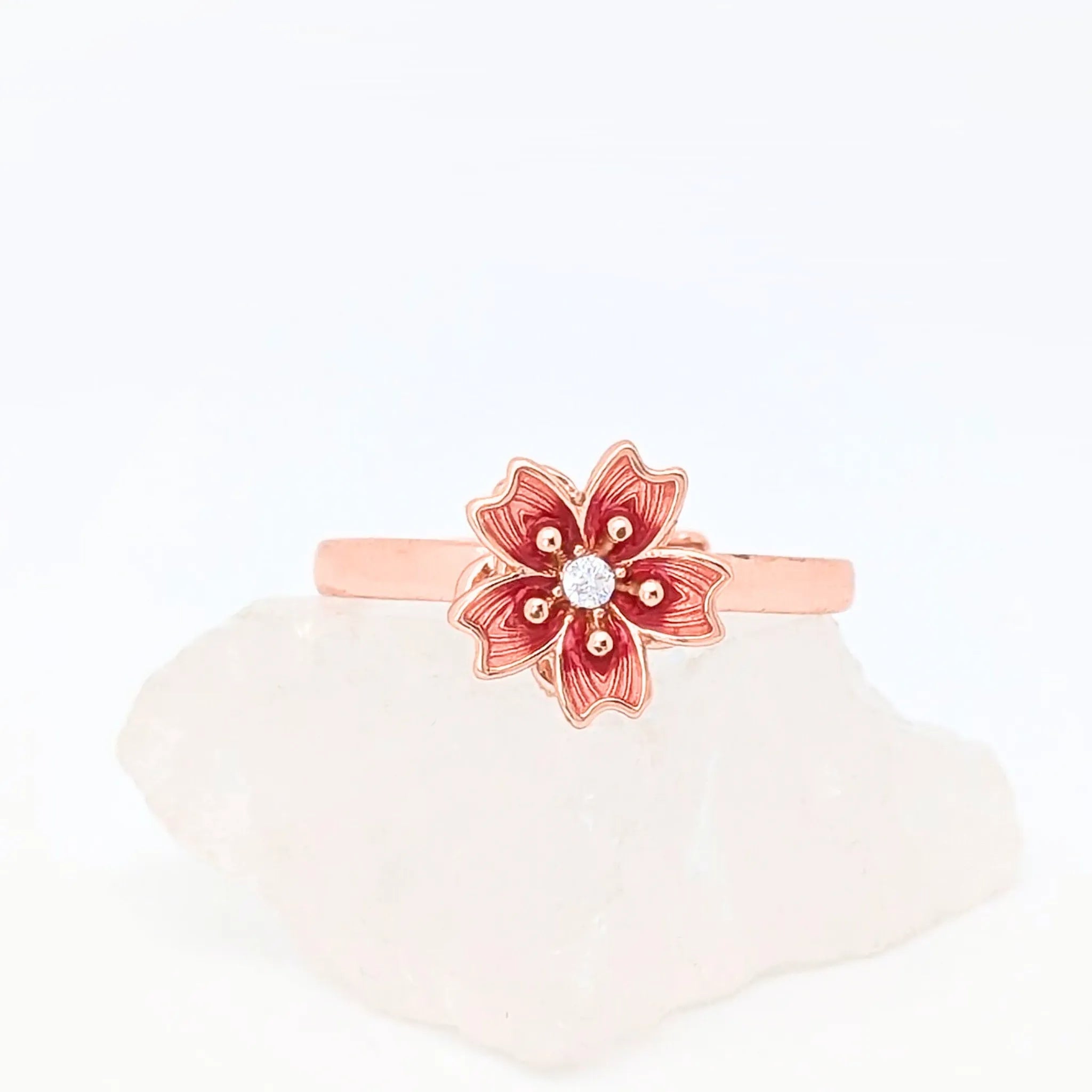 Close-up van verstelbare Sakura wellness ring in roségoud met bloemvormig design en heldere steen – symbool van balans en innerlijke rust