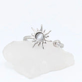 Close-up van verstelbare zilveren Solar wellness ring met zonvormig design en glanzende steen – symbool van energie en innerlijke rust