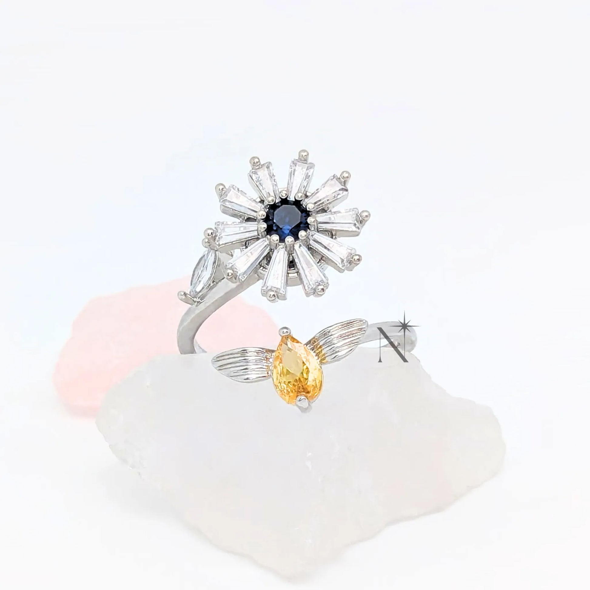 Luminora Honey Bee Ring Met Bloem en honingbij op witte steen