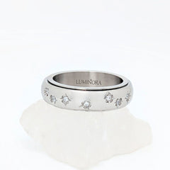 Allura Ring van edelstaal met bloemgravure en kleine steentjes – Luminora