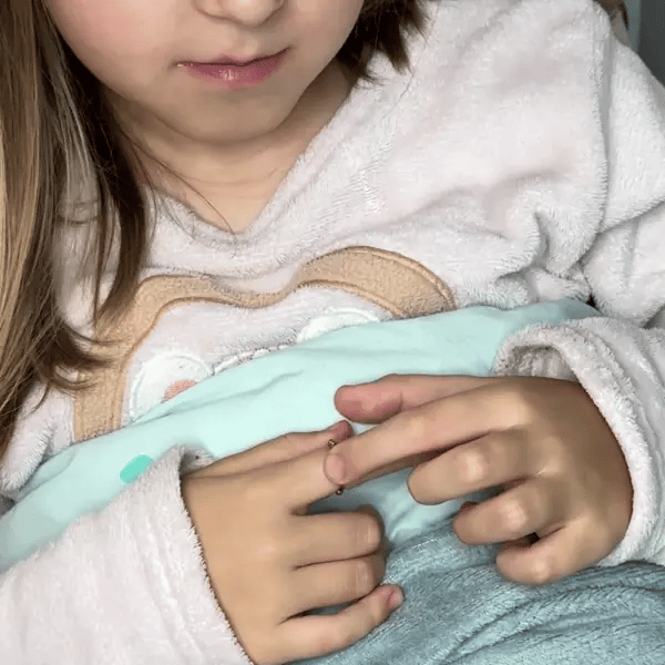 Animatie van draaiende Kids Bead fidget ring met beweegbare kralen, helpt rust en focus – Luminora