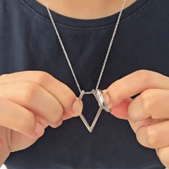 Bewegende animatie die laat zien hoe eenvoudig je een ring veilig aan de hanger van de Ring Keeper ketting kunt vastmaken.
