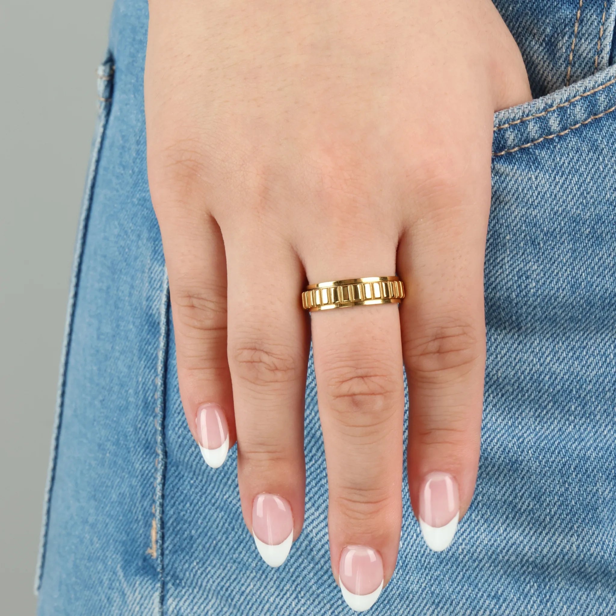Gouden Arden stress ring met ribpatroon gedragen bij spijkerbroek – Luminora