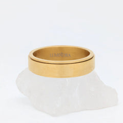 Gouden Aura anxiety ring op witte steen – tijdloos en rustgevend