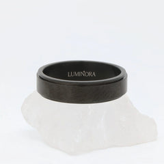 Zwarte Aura stress ring op witte steen – mat en unisex