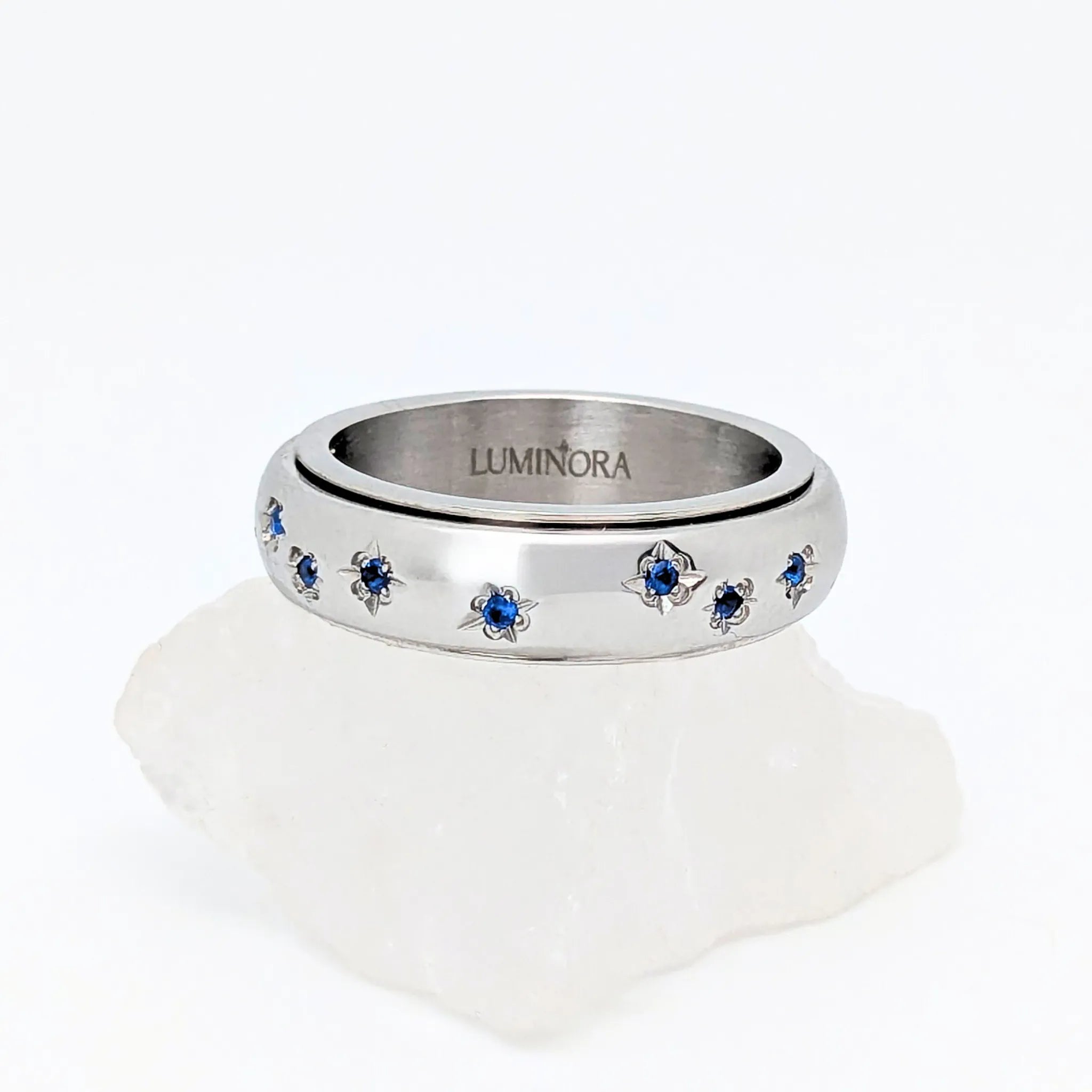 Azura fidget ring van edelstaal met glanzende afwerking, bloemgravure en helderblauwe stenen – Luminora