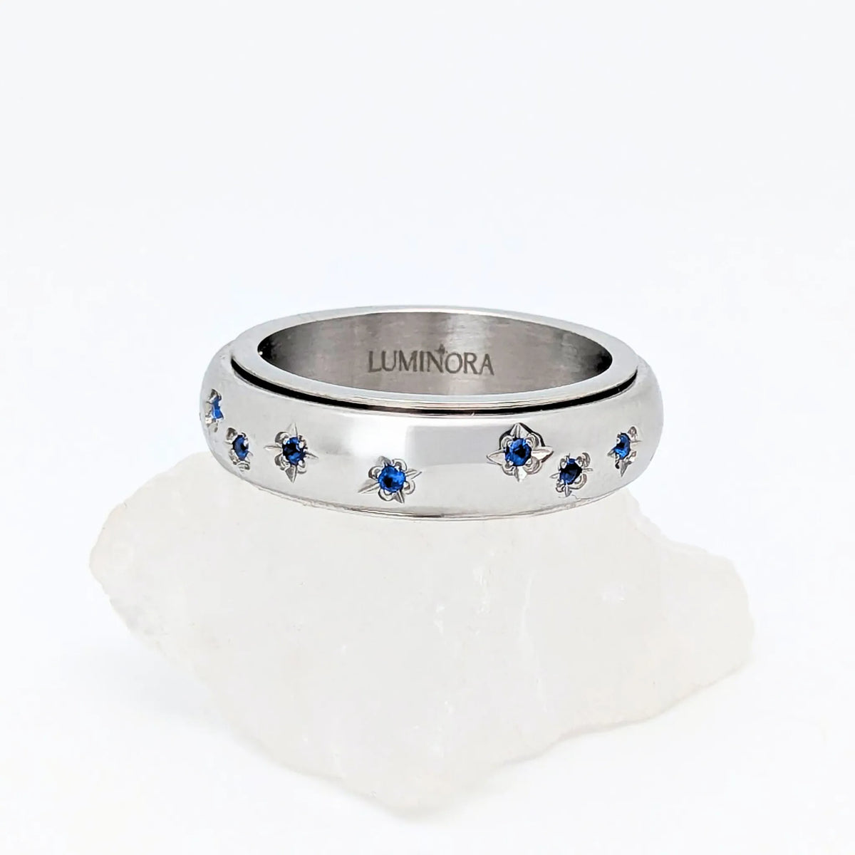 Azura fidget ring van edelstaal met glanzende afwerking, bloemgravure en helderblauwe stenen – Luminora
