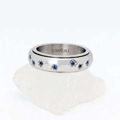 Azura fidget ring van edelstaal met glanzende afwerking, bloemgravure en helderblauwe stenen – Luminora