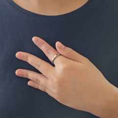Bewegende animatie van de Fortuna fidget ring die laat zien hoe de band met het gegraveerde klavermotief soepel ronddraait.