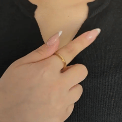 Bewegend beeld van de gouden Luna fidget ring, tonend hoe de gehamerde buitenste band vloeiend ronddraait en het licht opvangt.