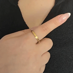Bewegende weergave van de gouden Prism fidget ring in actie, waarbij de strakke diagonaal gegraveerde band soepel ronddraait.