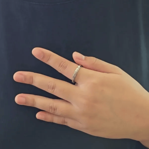 Bewegende animatie van de XO fidget ring die laat zien hoe de middelste band met het XO-motief soepel ronddraait.