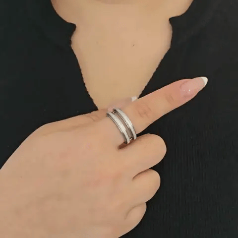 Bewegend beeld van de zilveren Gemini fidget ring, tonend hoe de band moeiteloos en rustgevend roteert.